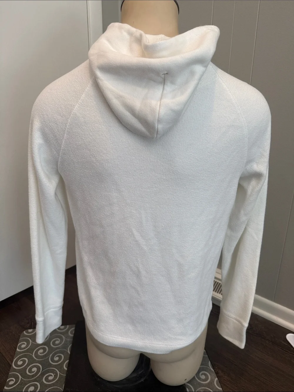 E Banana Republic Men’s Small White Hooded Knit Top
